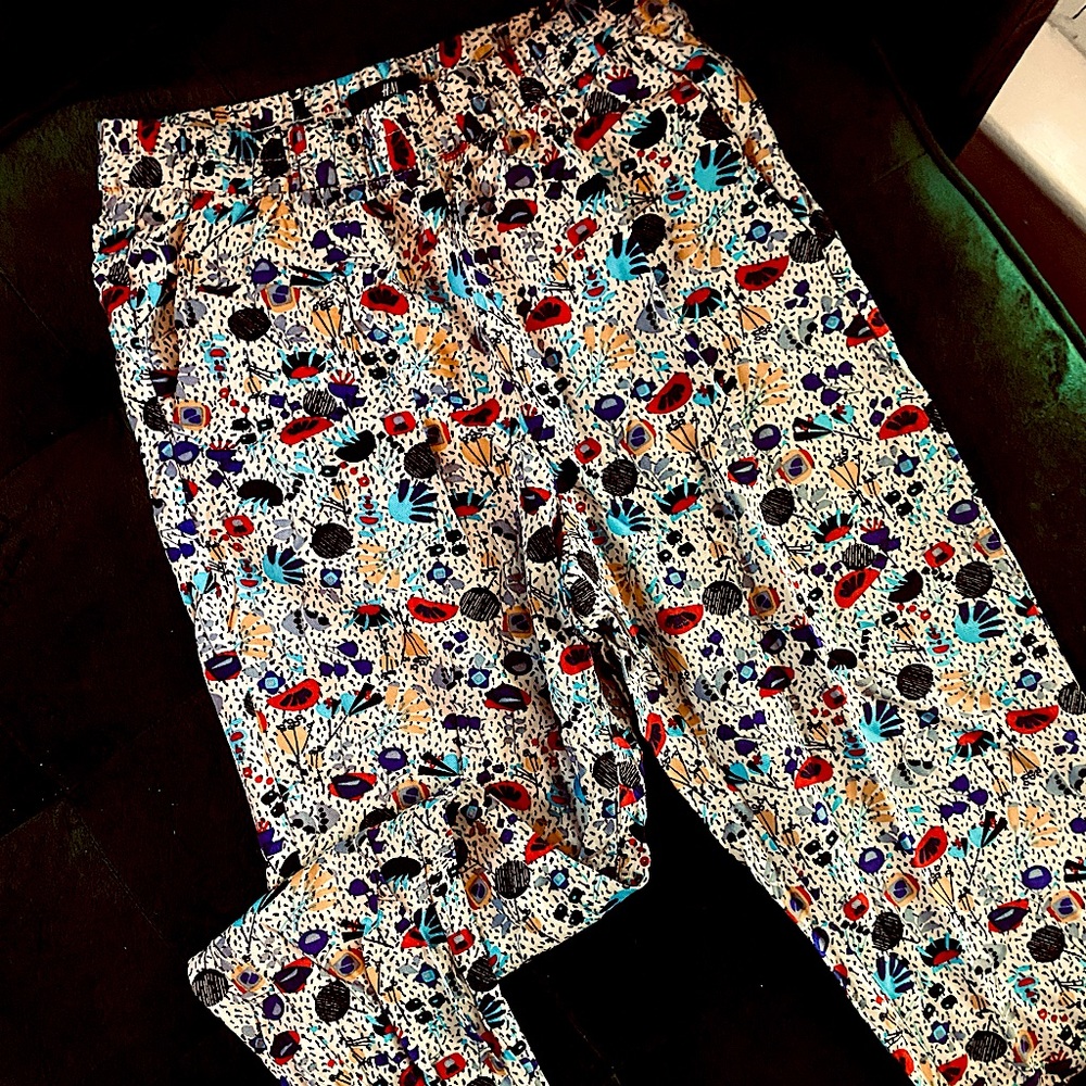NWOT H&M floral fun pattern capri pants